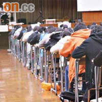 沙田循道衞理中學試場，約二百名考生昨以紅外線接收器應試，沒有學生需改到特別室。	（相片由考評局提供）