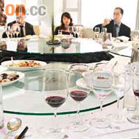 本港及內地的專業品酒師在國際美酒大賽中嚴選與中國菜最配合的佳釀。	（伍鎮業攝）