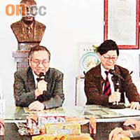 丘成桐（左）曾出席培正同學會會議，商討爭奪培正商標一事。（香港培正同學會提供）