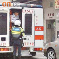 往順寧道執勤的A32救護車，倒後時撞及私家車。	（葉嘉文攝）