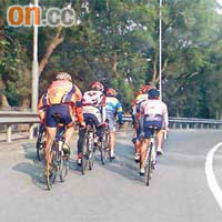 由於單車徑潛藏極大危機，不少單車選手以身試法，選擇於馬路練習。