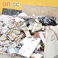 彩盈邨不時有裝修廢料棄置，管業處承諾將加強巡查。