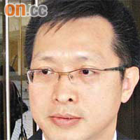 譚偉豪雖保住議席，但因涉違反選舉規例而受查。