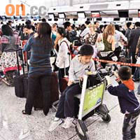 昨日香港國際機場已出現離境外遊的人潮。	（翁志偉攝）