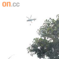 政府飛行服務隊派出直升機投擲水彈救援。	（黃君堡攝）