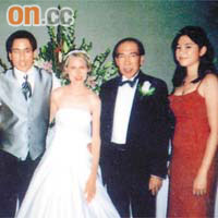 發叔（右二）囝囝黃逸（左三）結婚，一家人都出席，左起為大女黃犖、太太潘明珠，右一黃敏。