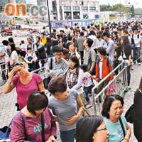昨日有大批市民在東涌等候乘搭纜車。