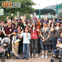 昨有近二百名深圳居民申請一簽多行後，以低於一百元到香港迪士尼樂園遊玩。	（黃勁璋攝）