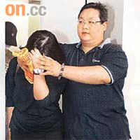 死者姊姊李睿媛（左）泣不成聲無法作供，由男友黃英鵬（右）陪同離開法庭。