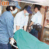 男死者遺體由仵工舁送殮房。	（馬竟峰攝）