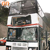 巴士車頭損毀，上層擋風玻璃飛脫。	（蔡高華攝）