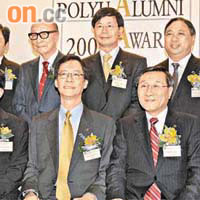 理大校長頒獎畀六位傑出校友，袁文俊（後排左二）都係得獎者之一。	（徐家浩攝）