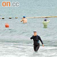 沙灘救生員的當值時間未能配合長者的晨泳習慣需要。