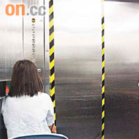 威院派出職員人手操作電梯。