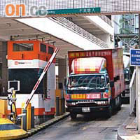 藍田啟田商場停車場卸貨區縮短開放時間，對司機造成不便。