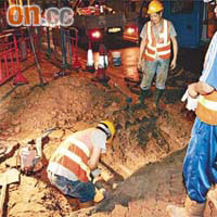 水務署工人掘開泥土搶修爆裂的食水管。	（楊偉嶽攝）