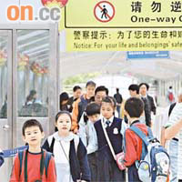  每天共有六千多名跨境學童穿梭中港兩地上課。