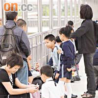 豬流感陰霾下，家長細心照顧要跨境上學的子女。