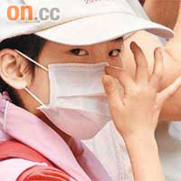 今日復課，學生要戴口罩防範流感散播。
