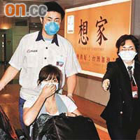 何姓女學生抵達台灣桃園機場即送隔離檢疫。	（本報台北傳真）