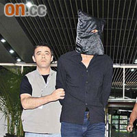 涉嫌偷運毒品的馬來西亞男子被蒙頭帶署。