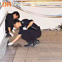 警方爆炸品處理課人員在現場檢走椰子頭煙花彈碎片調查。	（張曉楠攝）