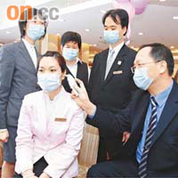 飲食業已就豬流感進行防疫措施，包括員工要戴口罩及每天量度體溫。	（陸智豪攝）