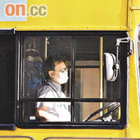 豬流感陰影下，巴士司機及乘客都戴上口罩防疫。	（高嘉業攝）