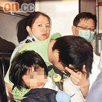 女童由父親抱送院檢驗。