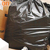 記者在瑪嘉烈醫院內，發現盛載醫療廢料的膠袋穿窿。