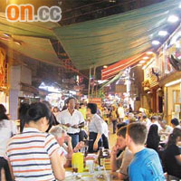 南京街行人專用區每晚被食肆佔用擺放枱椅經營，造成阻塞。