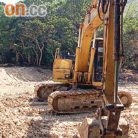 白臘村大片土地被挖土機剷起。	（李肇峰提供圖片）