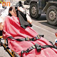 受傷女鐵騎士由救護員送院救治。