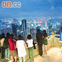 王先生一家七口，希望在「放監」當晚能好好欣賞香港的夜景。