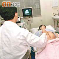 為監察母嬰的健康狀況，孕婦須定期接受產前檢查。