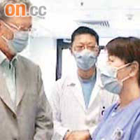 胡定旭（左）與蘇利民（中）到律敦治醫院急症室鼓勵醫護人員成功為香港疫症把關。