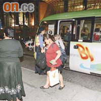 部分維景酒店住客，在上環港鐵站下車離去。