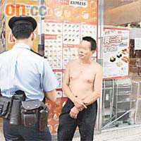 涉嫌襲擊被捕的送貨工人一直是赤裸上身。	（余宏基攝）