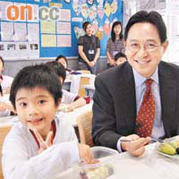 陳維安（右）到香港嘉諾撒學校視察校方抗疫措施，與學生們打成一片。	（成依華攝）