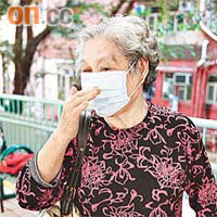 冼婆婆（退休人士）「嘩！好擔心！咁樣咪隨時喺香港社區爆發？美國咁多疫症，暑假又咁多留學生返港，我出街會即刻戴番個口罩，亦都會多啲洗手，唔想鬆懈咗，被人感染。」
