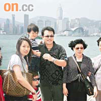 王先生與家人遭隔離，其後首個戶外活動是遊覽星光大道。