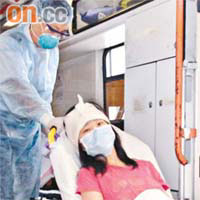 發高燒女童送往沙田威爾斯醫院檢驗。	（李子強攝）