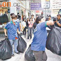 食環署外判清潔工人將酒店內數十袋垃圾分車運走。