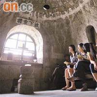 聖殿下的密室「蓮花洞」，供基督徒進行禱告。