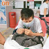 在深圳遭兇徒刺傷的港人返港求醫。	（吳子生攝）
