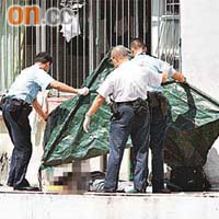 警員用膠布遮蓋跳樓老婦屍體進行調查。	（冼耀華攝）