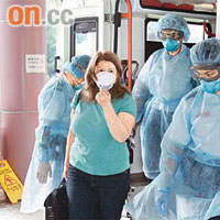 一名由美國抵港的外籍女士因不適送入律敦治醫院，醫護人員穿上全套防護衣物戒備。 （馬竟峰攝）