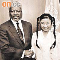 龔如心曾與聯合國前秘書長安南握手合照。