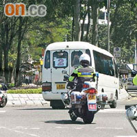 交通警員須穿着厚厚制服並駕駛電單車在道路上執行任務。（資料圖片）