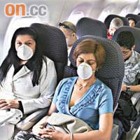 機艙環境擠迫，旅客戴上口罩避免受感染。